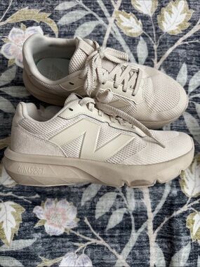 Sz 8 New Balance Women’s Monochrome Cream Dynasoft Sneakers